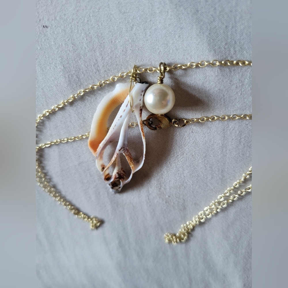 Shell pearl necklace